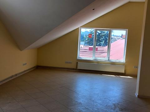 комерційна за адресою 1-ша Набережна річки Стрілка вул., 10