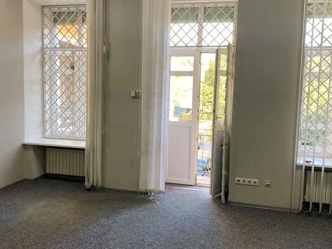 комерційна за адресою Дмитра Яворницького просп. (Карла Маркса), 68