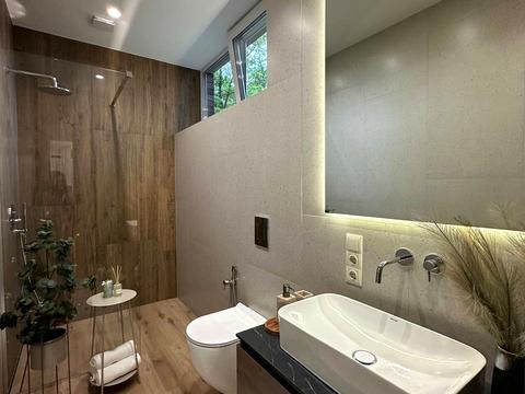 будинок за адресою Набережна вул.