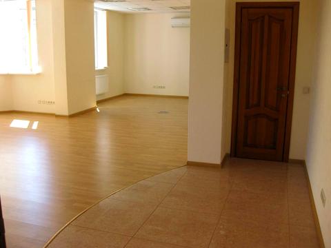 комерційна за адресою Раїси Окіпної вул., 4