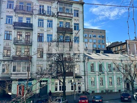 комерційна за адресою Саксаганського вул., 104