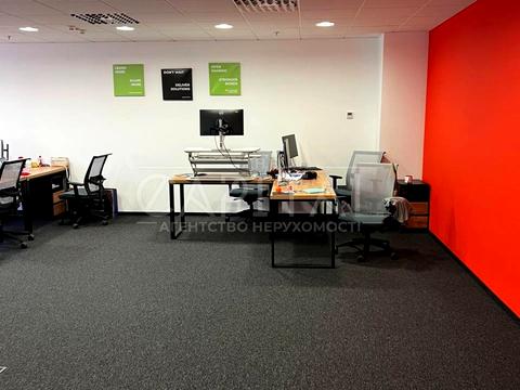 комерційна за адресою Володимирська вул., 93