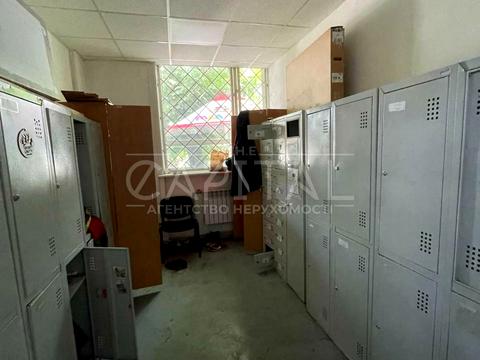 комерційна за адресою Салютна вул., 5Б