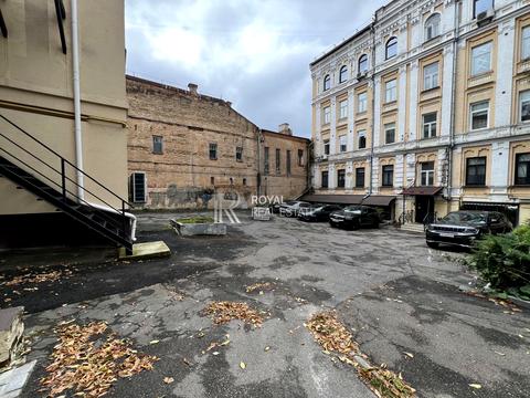 комерційна за адресою Івана Франка вул., 2б