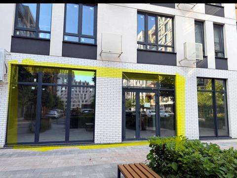 комерційна за адресою Салютна вул., 2к18