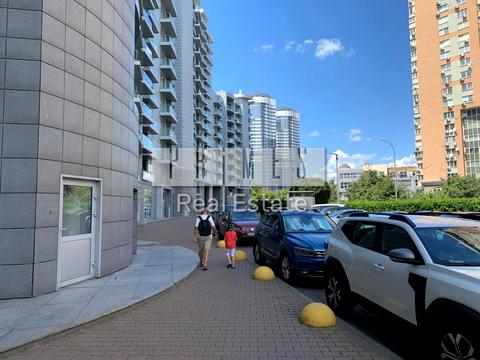 комерційна за адресою Раїси Окіпної вул., 18