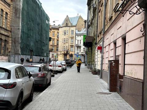 комерційна за адресою Володимира Шухевича вул., 7