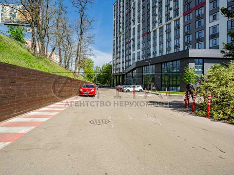 коммерческая по адресу Любомира Гузара просп. (Космонавта Комарова), 9б