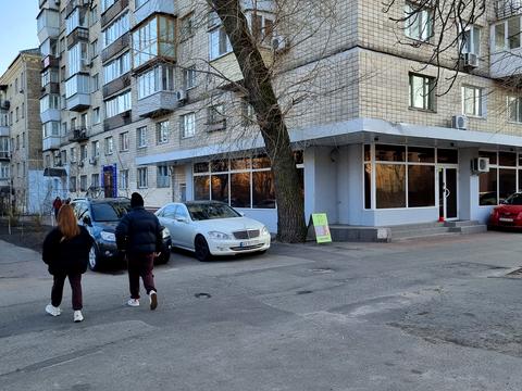 комерційна за адресою Новонаводницька вул. (Лаврська), 4