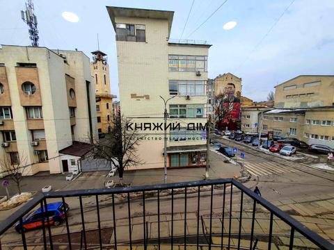 комерційна за адресою Межигірська вул., 3