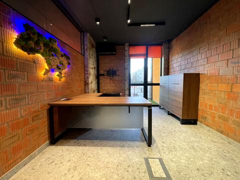 комерційна за адресою Джона Маккейна вул. (Івана Кудрі), 1