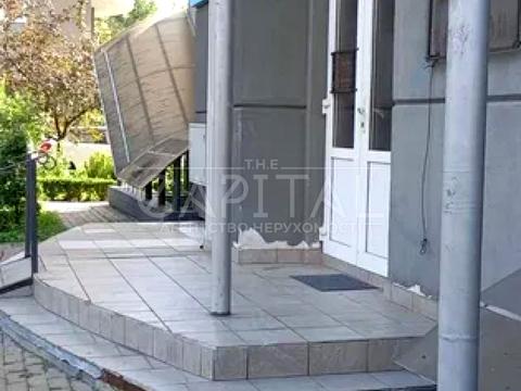 комерційна за адресою Раїси Окіпної вул., 10-А