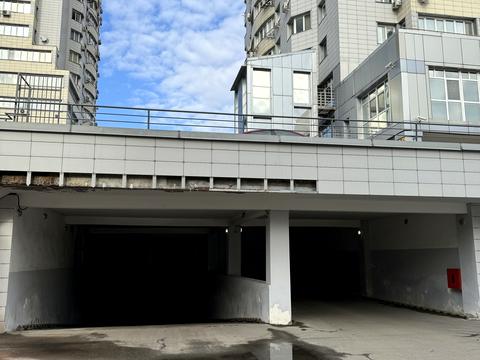 паркомісце за адресою Вадима Гетьмана вул., 1