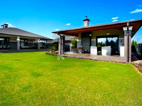 дом по адресу вул. Центральна, 1