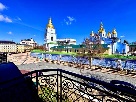 комерційна за адресою Трьохсвятительська вул., 13