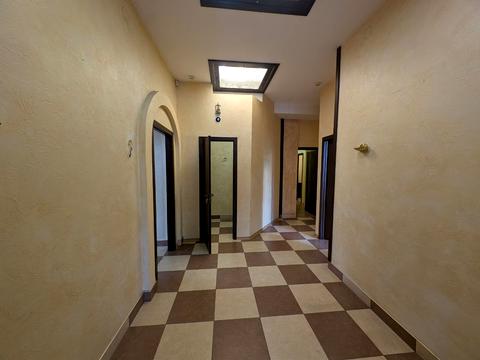 комерційна за адресою Квітнева вул., 4