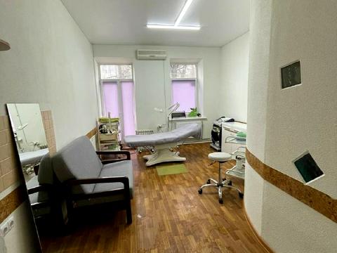 комерційна за адресою Левка Лук'яненка вул. (Василя Жуковського), 1