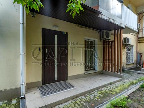 комерційна за адресою Предславинська вул., 30