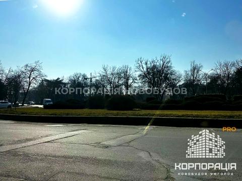комерційна за адресою Захисників України пл. (Дружби Народів), 1