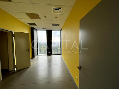 комерційна за адресою Миколи Амосова вул., 12