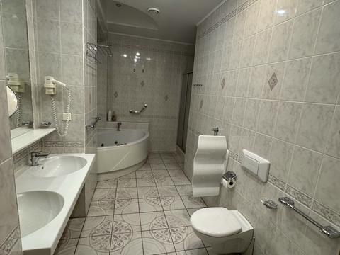 комерційна за адресою Саксаганського вул., 99