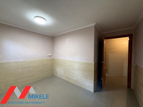 комерційна за адресою Леонтовича вул., 7