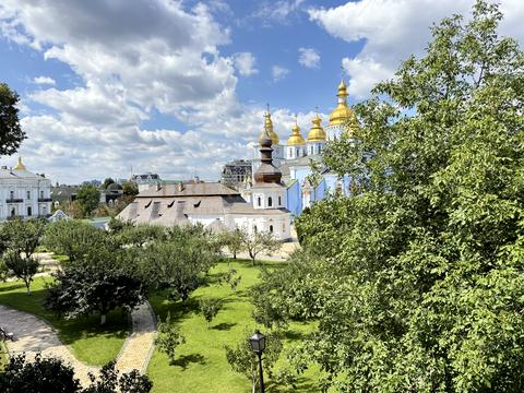 комерційна за адресою Трьохсвятительська вул., 4