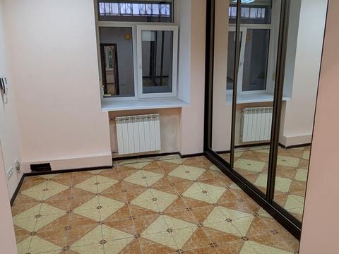 комерційна за адресою Кропивницького вул., 18