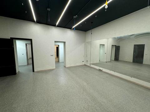 комерційна за адресою Академіка Лебедєва вул., 1