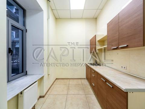 комерційна за адресою Володимирська вул., 4