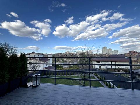 будинок за адресою Листопадна вул., 1б/2