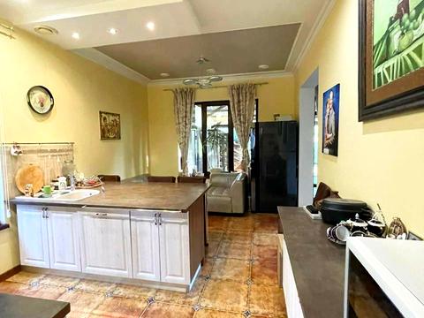 будинок за адресою с. Нові Безрадичі, пісчана