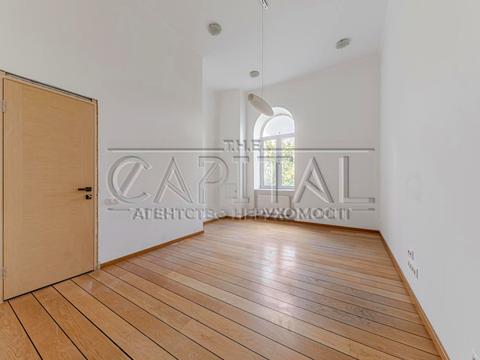 комерційна за адресою Володимирська вул., 4