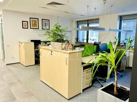 комерційна за адресою Саксаганського вул., 4