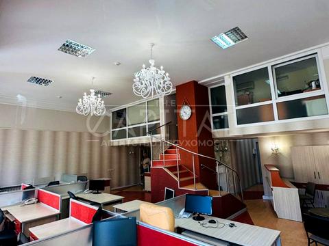 комерційна за адресою Володимирська вул., 65