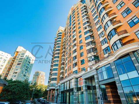 комерційна за адресою Лесі Українки пл., 7