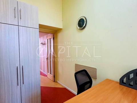 комерційна за адресою Володимирська вул., 65