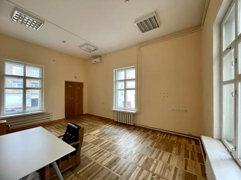 комерційна за адресою Володимирська вул., 10