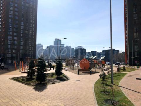 комерційна за адресою Дніпровська набережна вул., 18-А