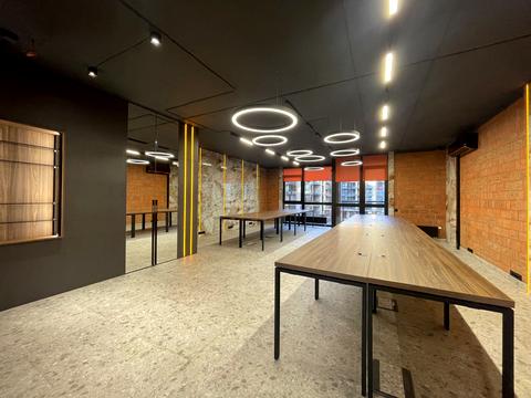 комерційна за адресою Джона Маккейна вул. (Івана Кудрі), 1