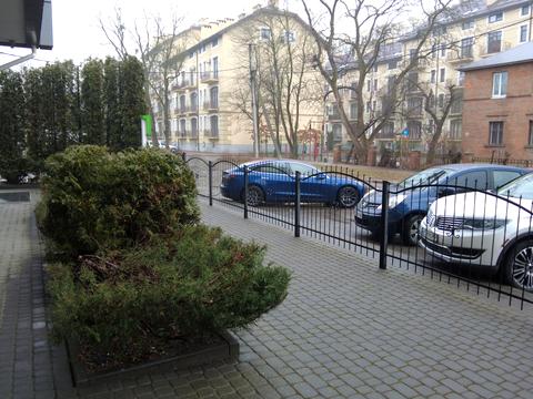 комерційна за адресою Кам'янецька вул., 1