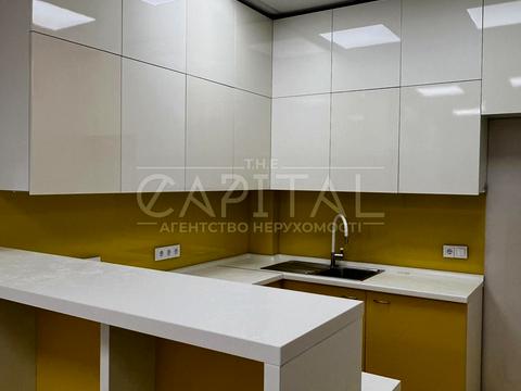 комерційна за адресою Володимирська вул., 93