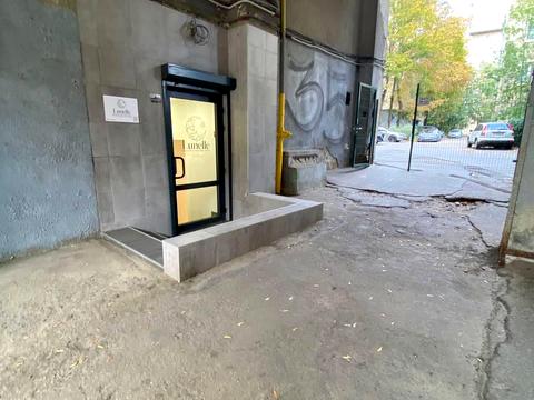 комерційна за адресою Манізера вул. (Красіна), 1