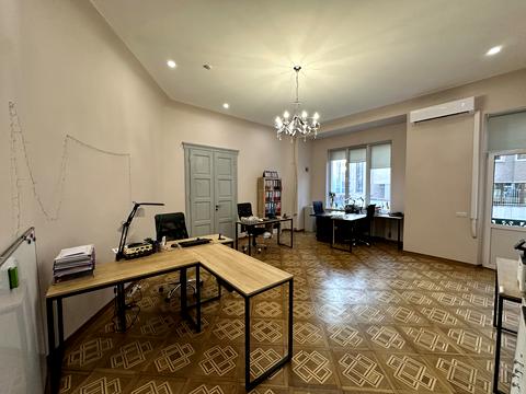 комерційна за адресою Незалежності вул., 11