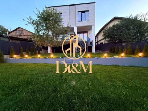 будинок за адресою Листопадна вул.