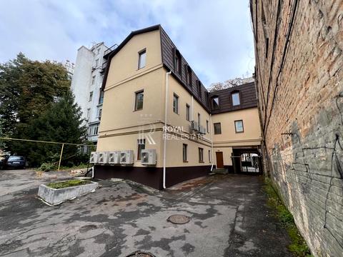 комерційна за адресою Івана Франка вул., 2б