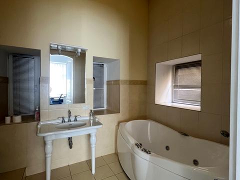 коммерческая по адресу Михаила Грушевского ул., 16