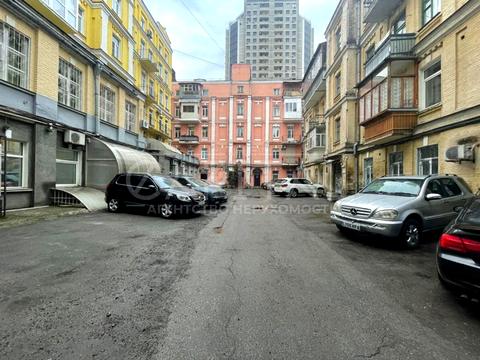 комерційна за адресою Жилянська вул., 7