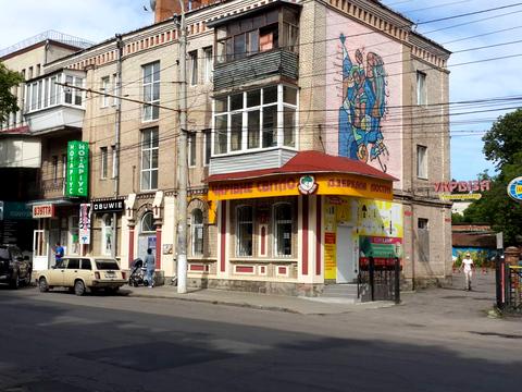 комерційна за адресою Пирогова вул., 8