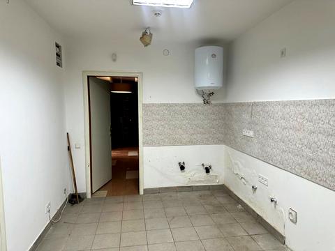 комерційна за адресою Польова вул., 57а